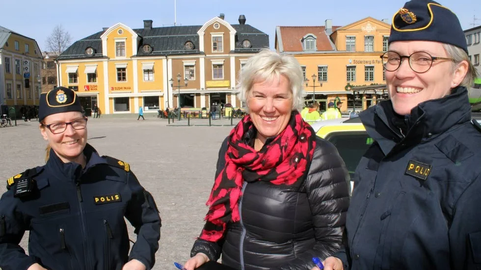 Polis och kommun. Nu lovar de mera trygghet på gatorna i Linköping. Och hårdare kontroll av trafiksyndande cyklister. På bilden syns kommunpolisen Sofia Hedberg, S-politikern Kristina Edlund och lokalpolisområdeschefen Anna Lindqvist.
