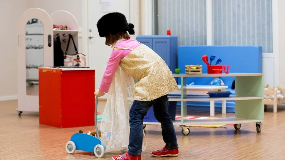 Det pedagogiska arbetet på förskolan bedrivs av såväl förskollärare som barnskötare, påpekar skribenterna.