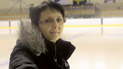 Sitt andra hem. Ing-Marie Jardebrink tillbringar mycket tid i Virserums Ishall i sin roll som ordförande, kioskansvarig och en hel del annat.