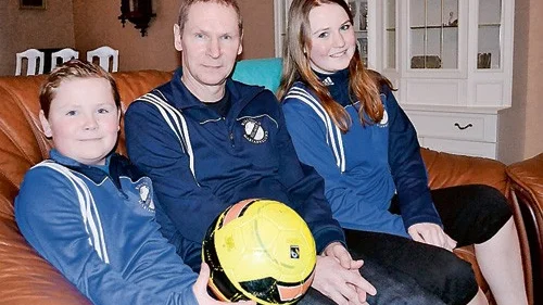 Jimmy Karlssons idrottsintresse har onekligen smittat av sig på barnen. Han är ledare för både dottern Ericas och sonen Emils fotbollslag i Hjältevad-Mariannelunds Idrottsförneing.