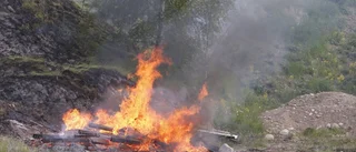 Brand i grusgrop fick många att larma