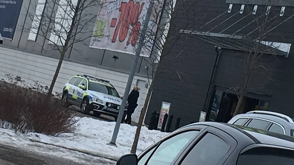 En man togs med av polis misstänkt för stöld.