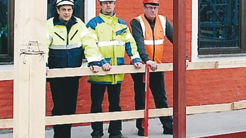 T.v. Ola Lövgren, projektansvarig och Robert Bogren, platschef (Skanska) och Lars Göran Fransson, rektor, berättar att ombyggnationen fortskrider som planerat.