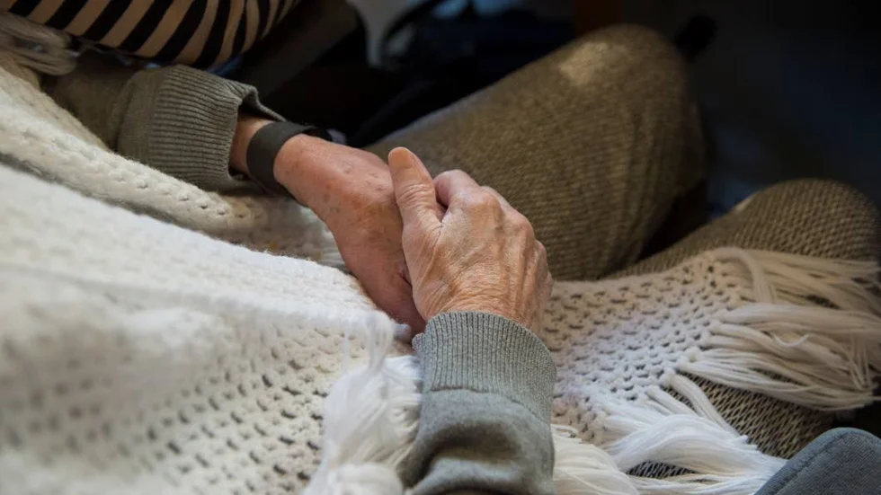 Farligt. Brist på sociala kontakter bryter ned oss, skriver debattörerna.