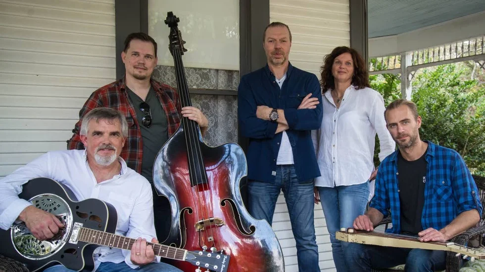 Bandet Loveflowers spelar på hemmaplan under Songs and stories.