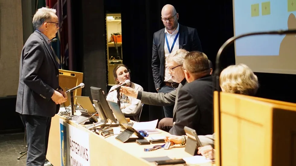 Överläggningar inför en omröstning vid förra månadens kommunfullmäktige.