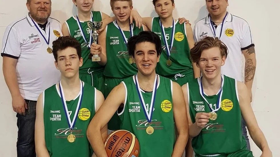 Motala baskets ledare Kari Hyvönen, stående till vänster med sitt lag, vill spela cup billigare och nu har klubben skapat en egen cup på hemmaplan. 7–9 september blir den av.