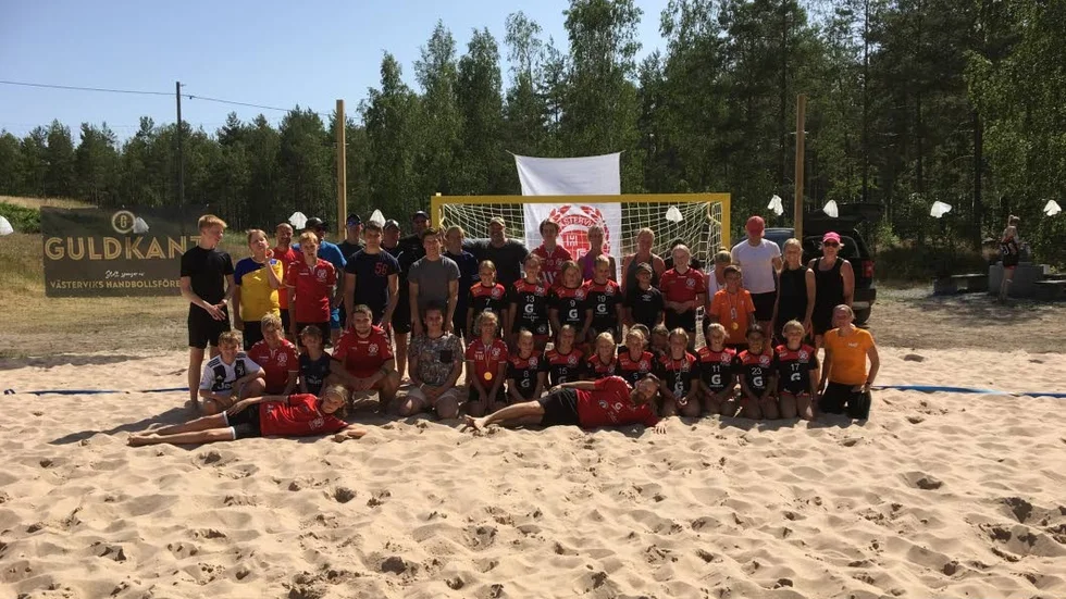 Nu är den nya beachhandbollsplanen invigd.