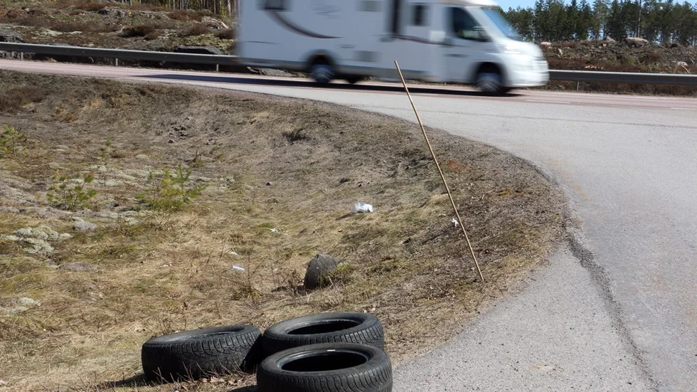 Däcken ligger kvar i diket. När de inte kunde lämnas på Kejsarkullen hamnade de av någon anledning i naturen i stället. Foto: Olof Carlson