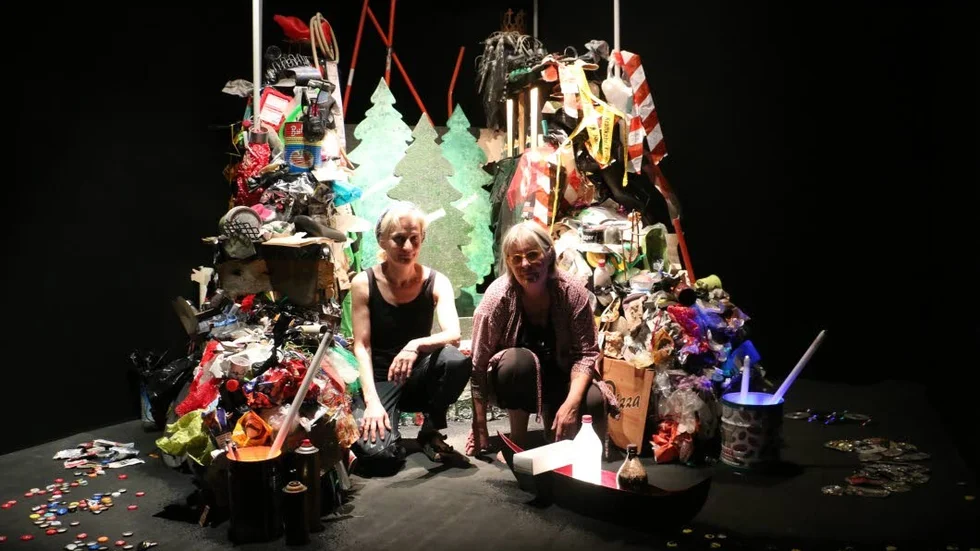 Installationen Dödens Ö är en riktig ögonöppnare. Och det var det som konstnärerna Rosemari Holmström och Anna Berg hoppas på.