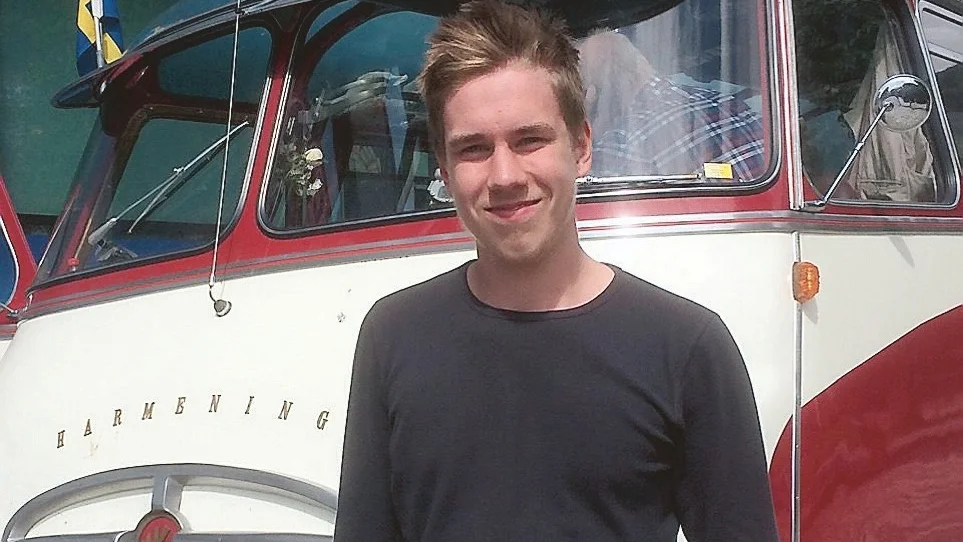 Vimmerbykillen Filip Nilsson, som går på Nifsarpsskolan i Eksjö, är bästa unga lastbilsmekanikern i Sverige. Han visar att han behärskar de kunskaper som branschen efterfrågar – och fast jobb efter studenten det har han redan. Foto: Privat
