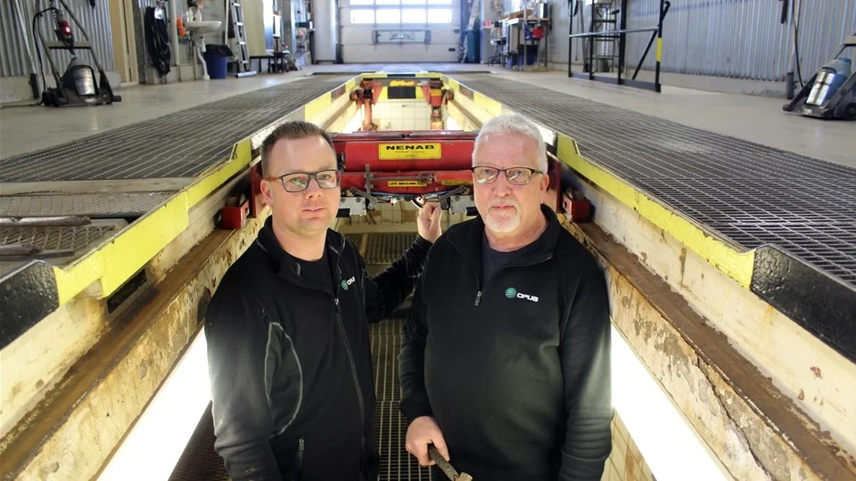 Niklas Krantz och Lars Johansson har 49 års erfarenhet som besiktningsmän. Foto: Lars-Göran Bexell