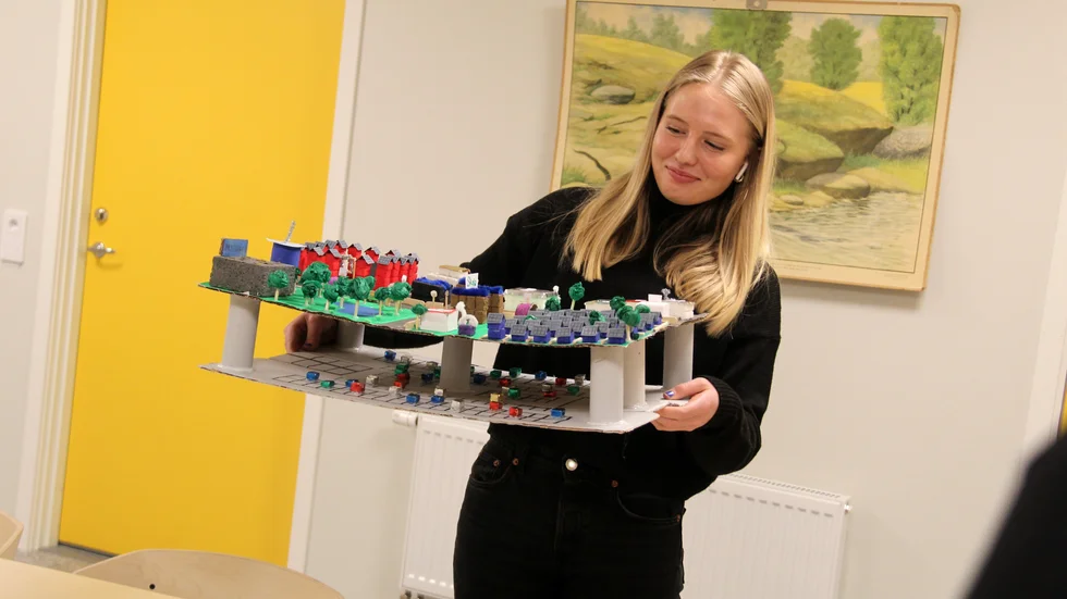 Clara Griph som går i årskurs nio på Ekholmsskolan i Linköping visar upp sin modell av den nya stadsdelen Djurgården. Hennes förslag är att den är bilfri.