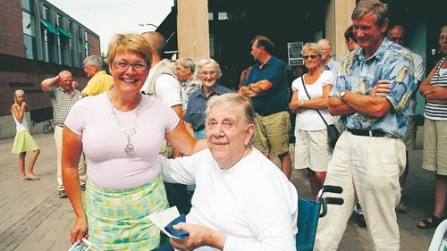 Maud Olofsson trivdes med värmen i Vimmerby, och med värmen från bland annat Rune Ingeström, samt i bakgrunden Krister Torenfält.