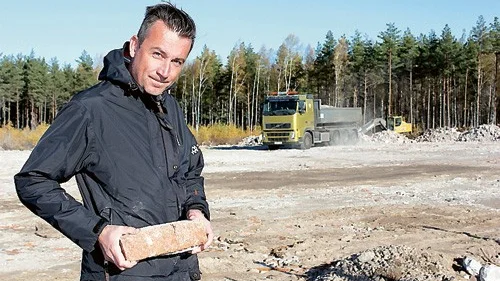 Mattias Schörling börjar snart lägga första stenen till Västerviks Auktionsbyrås nya lokal på Ljungheden. Anbudsförfarandet är i full gång och byggstart sker nu under hösten. Inflyttningen beräknas till den 1 juli 2014.