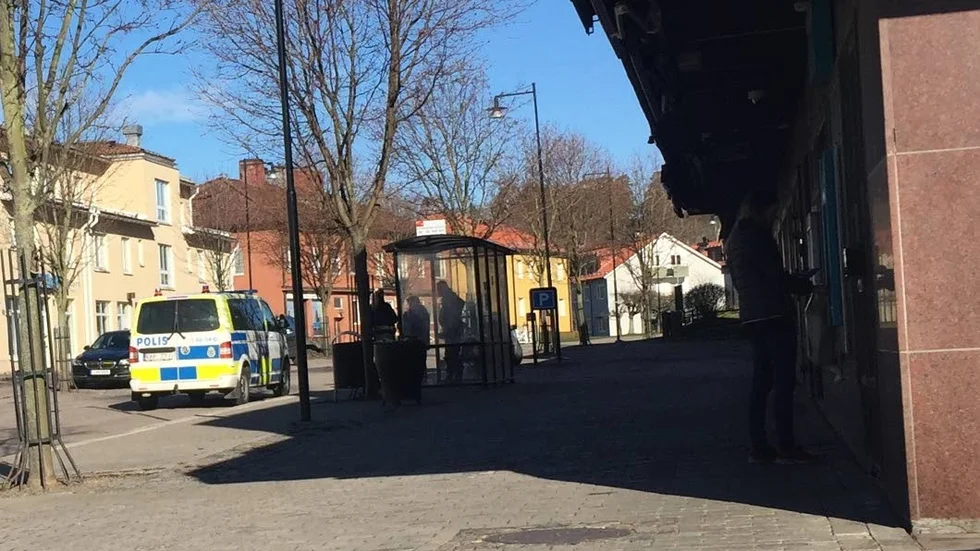Polisen sökte i Borensberg efter tre personer som misstänks ha ett samband med en bilstöld under natten.