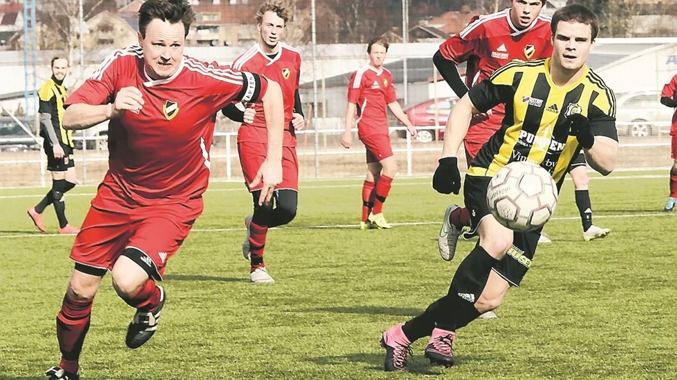 SLUTSPELAT. Rasmus Samuelsson, här i närkamp med Rimforsas Tobias Lundh, får lämna Gullringens GoIF. Foto: Roelof Stroetinga