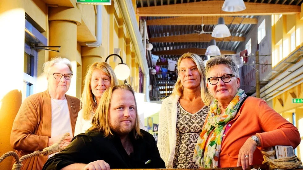 Elsie Jönsson, Eva Anemyr, Emil Elofsson, Lena Borgstrand och Annica Laneborg förbereder mässan "Alla kan vara med" på Rock City. Foto: Elin E Elmström