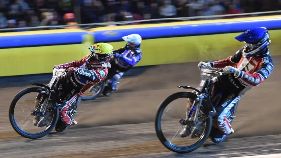 Guldläge. Elit Vetlanda vann den första SM-finalmatchen mot Smederna och har skaffat sig ett utmräkt utgångsläge inför returen hemma på Vetlanda motorstadion på onsdagskvällen.