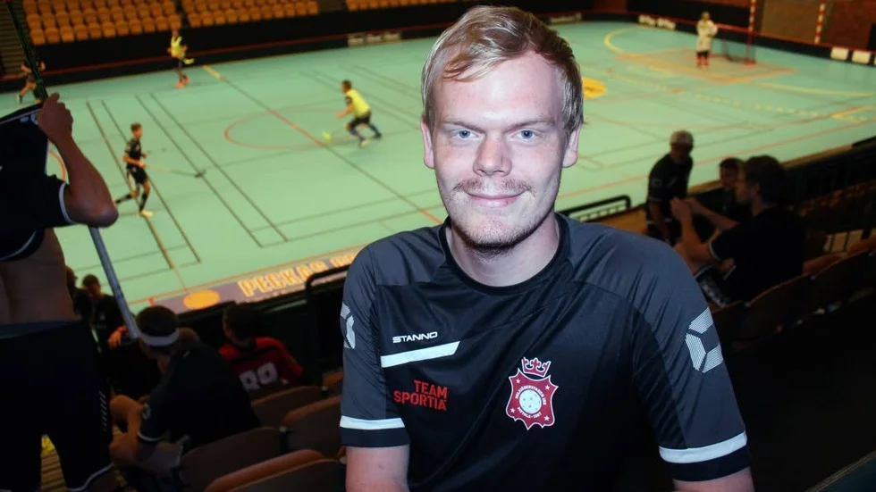 BERÖM. Marcus Sjöholm, som för någon vecka sedan bestämde sig för att följa med till ettan, fick beröm för sin insats i DM-turneringen. Solfjädern åkte ut i semifinal.