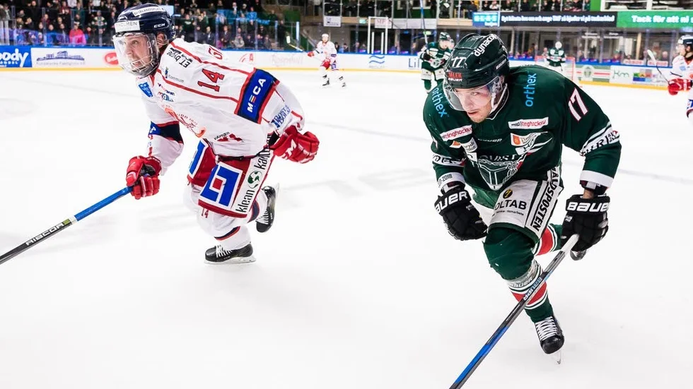 Emil Forslund i duell med VIK-backen Erik Gustafsson.