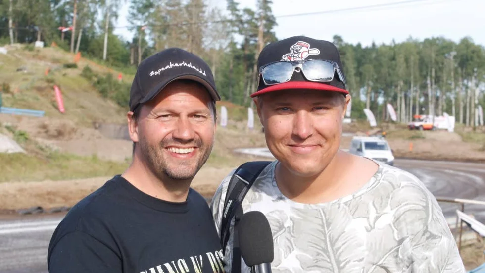 Roligt jobb. Christian Holmudd och Robin Nilsson njuter av speakeruppdraget.