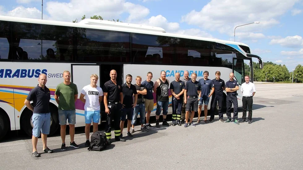 Brandmän från Kalmar län på väg med buss till Bräcke i Jämtland.