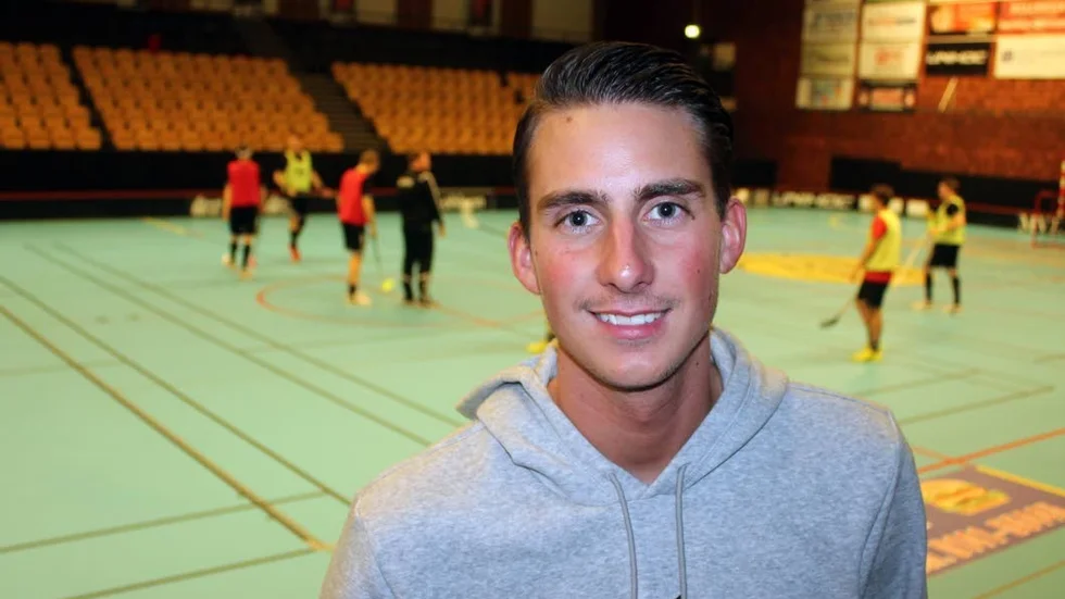 NY I FJÄDERN. Joakim Karlsson tycker att innebandyn känns aktuell i Motala och väljer att haka på Solfjäderstadens resa i division 1.