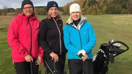 GOLFSPEL. Susanne Selim, Jennie Andersson-Carlén och Maria Granath är tre av tjejerna som deltagit i tjejgolfen på Motala golfklubb under året.