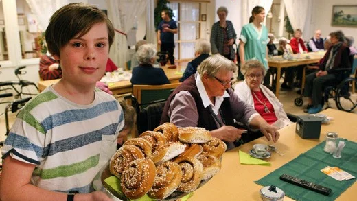 Daniel Helge, snart 11, har varje år bjudit de boende på Granen på bullfest för pengar hans far svär ihop. "Jag svär ingenting, inte min lillasyster Emma heller, mamma har fått lägga i någon peng. Det är pappa som svär mest."