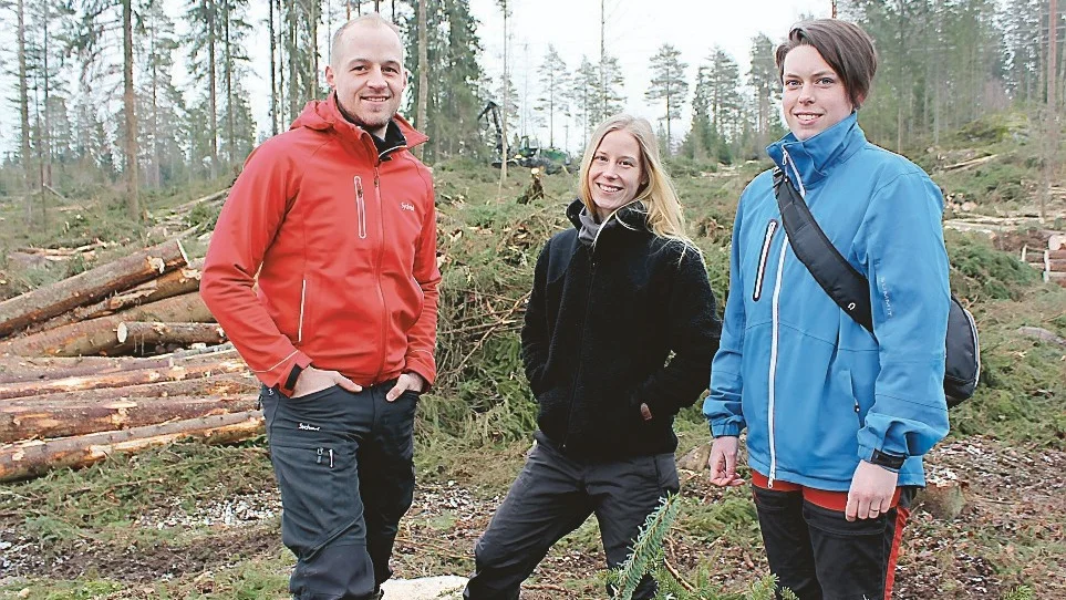 Adam Svensson, inköpare hos Sydved, och skogsstudenterna Malin Bjäremo och Matilda Broo. Foto: Lena Dahlberg