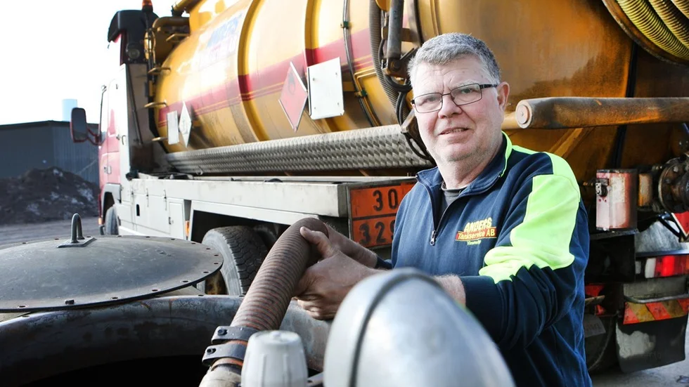 Håkan Oskarsson med sin tankbil för tankrengöring. Foto: Roelof Stroetinga