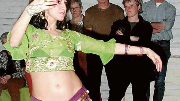 Bushra Adabaniyan invigde utställningen Fjärilar på Virserums konsthall, till musik med andalusiska rytmer.
