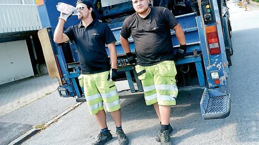 Christofer Axelsson och Jakob Wahllöf körde sopor i Västervik på måndagen. De fick fylla på med mycket vatten under dagen.