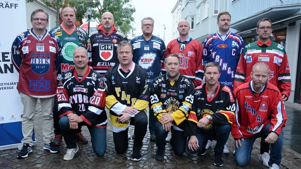 Under tisdagen hölls Hockeyettans årliga upptaktsträff med alla tränare från lagen i söderserien på Best Western Hotell i Jönköping. Kristianstad får bära ett stort favoritskap och Vimmerby tippas i toppen. Bakre raden från vänster: Fredrik Johansson (Halmstad), Mats Lusth (Kristianstad), Tomas Sandlin (Grästorp), Per Ljusteräng (Kallinge/Ronneby), Tim Brithén (Helsingborg), Marcus Norell (Tyringe), Thomas Olofsson (HA 74). Främre raden från vänster: Andreas Holfelt (Nybro), Charles Franzén (Tranås), Tobias Jahr (Vimmerby), Per Gustafsson (Dalen), Niclas Högberg (Hanhals). Foto: Ossian Mathiasson