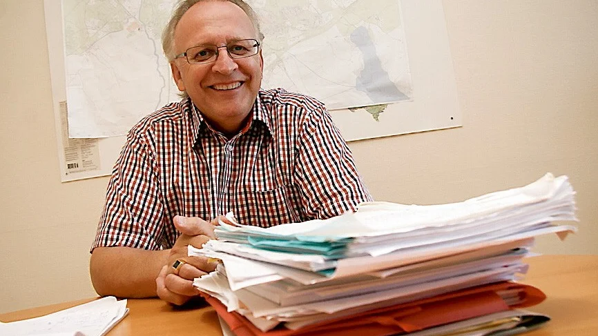 Mycket att göra. Kommunalrådet Micael Glennfalk (M) är Vimmerbys representant i Regionförbunets primärkommunala nämnd. Men han har inte varit på ett enda av de senaste 22 sammanträdena. Tiden räcker inte till. Foto: Jimmy Karlsson
