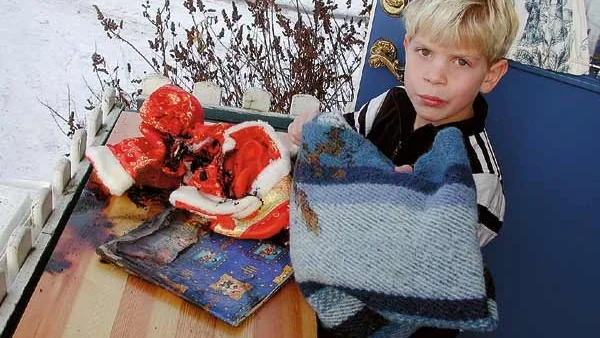 "Så här släckte jag med filten." Hannes Nilsson visar hur han släckte de brinnande kläderna och böckerna på byrån.