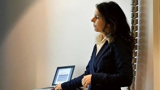 Arbetsmarknadsanalytikern Annelie Almérus berättar att arbetslösheten kommer att minska mest bland kvinnor.