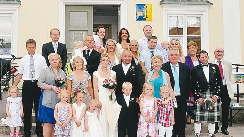 Vigselförrättaren själv, Larsson på taket, förevigade brudparet, deras barn och bröllopsgäster. Det var faktisk litt mer koselig der på Vimmerby torg, da kjaerligheten mellom Nancy och Espen icke kunne forveksles...