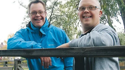 För tillfället befinner sig Gustaf Björklund och Mikael Larsson i Kenya. Tillsammans ökar de förståelsen för handikappade barn.