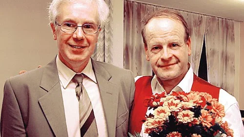Ordföranden Allan Sundström tillsammans med radioprofilen Mats Strandberg, som imiterade mängder av kända gubbar från scenen i Vena bygdegård.