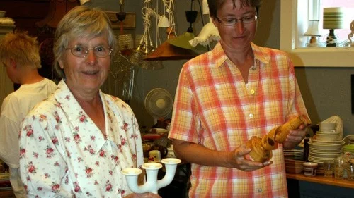Frida Wundram och dottern Andrea Wundram från Tyskland är trogna besökare på Krusagårdens loppis i Eksjö. Foto: Rebecca Carlsson