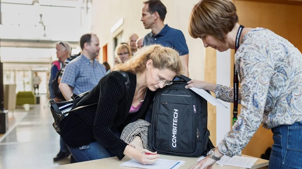 Skriver på. Helene Ankarswärd projektledare inom radionodutveckling för Ericsson,  hämtar ut sin dator, telefon och annat hos sin nya arbetsgivare Combitech. Kursansvariga Helena Kagerup tar emot.