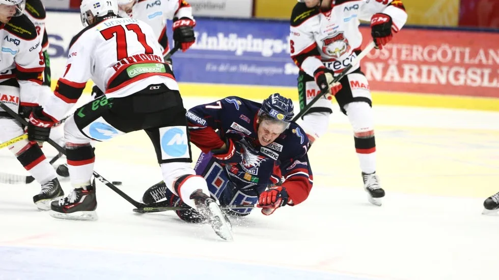 Henrik Törnqvist blev illa behandlad i den här situationen och fick bryta matchen.