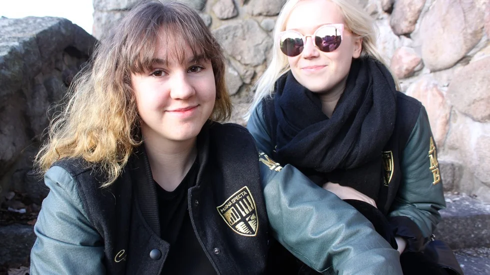 Caribe Sohlberg, t v, har en minst sagt späckad musikvår. Här tillsammans med kompisen Sara-Mari Hellqvist Danielsson, Falkenberg. Båda tjejerna går musikgymnasiet AMB i Tingsryd.
