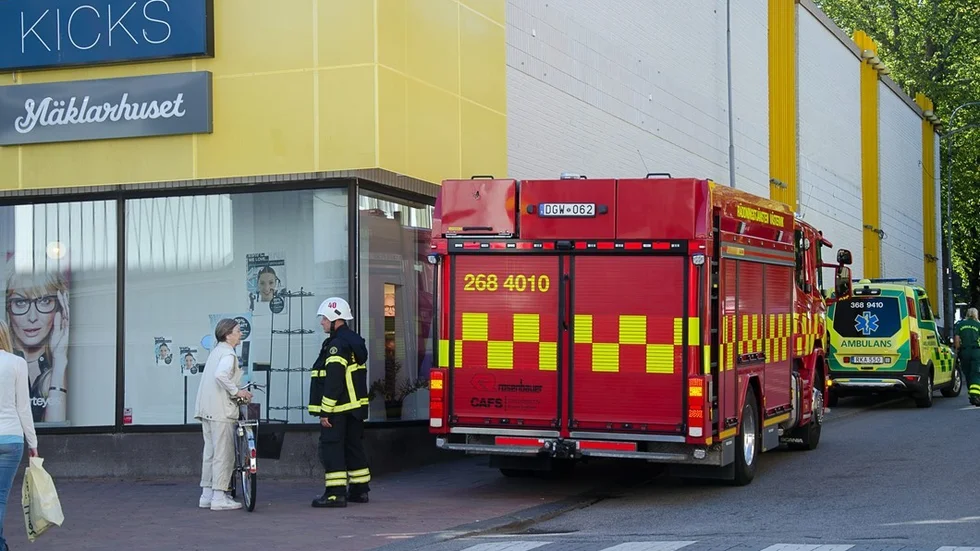 Många var framme och pratade med brandmännen. Foto: Roger M Carlsson