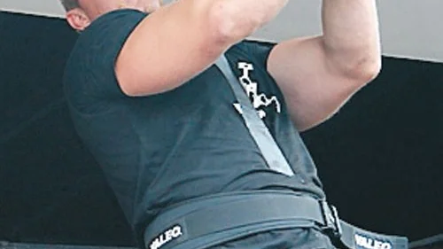 Magnus Samuelsson böjer utan problem ett armeringsjärn som är tio centimeter brett och en centimeter tjockt.