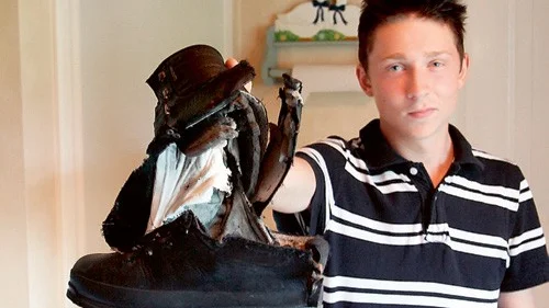 Josef Eklund från Hultsfred fick brännskador och skorna förstördes när blixten slog ned under en hemvärnsövning. Foto: Scanpix