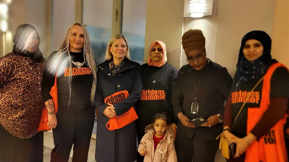 Sira Jokinen, verksamhetschef Världens mammor, statsminister Magdalena Andersson (S), Maryam Apoud (aktiv i föreningen) med sin dotter Jasmine, Leila Ali Elmi (MP), rikspolitiker och Sania Quneshi.