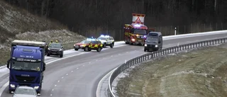 Bil körde in i mitträcke på E4